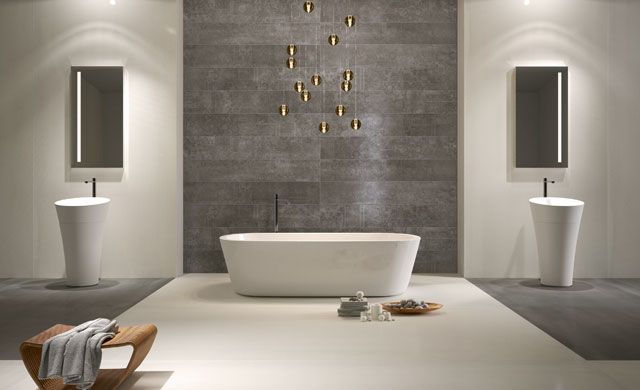 Modernes Badezimmer mit Badewanne, zwei Waschbecken und Fliesen der Serie Metal XXL von Iris Ceramica in grauer Metalloptik.